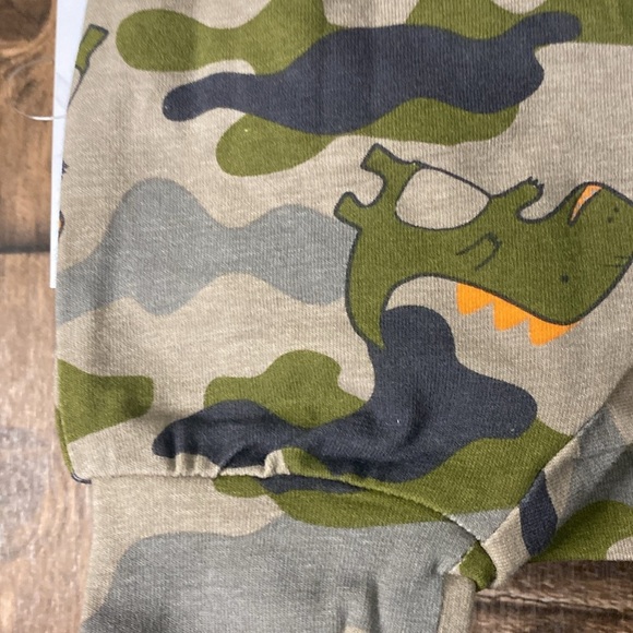 Robeez Dino 🦖 camo two piece set pattered onsie - Picture 10 of 16